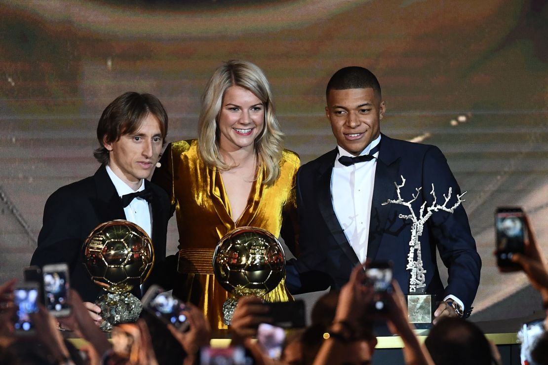 Hegerberg poses with Luka Modric (left), the men's 2018 Ballon d'Or winner, and Kylian Mbappe, the  under-21 Ballon d'Or (Koppa trophy) winner.