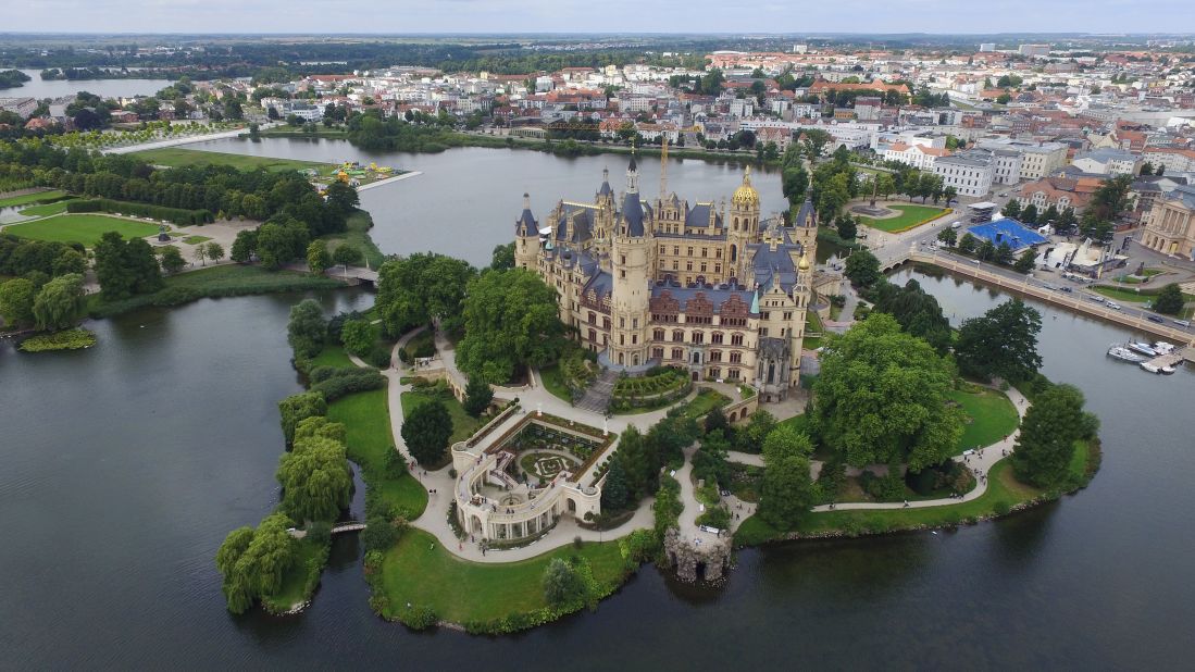 <strong>Schwerin Castle: </strong>The picturesque Schwerin Castle, located in the plains of northern Germany, strategically occupies an island in a lake.