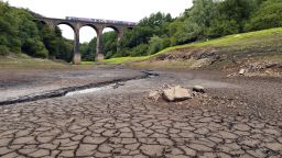 A picture shows a parched section of the Wayoh Reservoir spanned by the Armsgrove Viaduct at Edgworth near Bolton, northwest England, on August 1, 2018 as dry and hot conditions were set to continue in much of Britain during a heatwave in Europe. - Britain has experienced its driest first half to a summer on record, with temperatures topping 30 degrees Celsius for several days, according to the Met Office. Wayoh reservoir supplies drinking water to the northwest Town of Bolton in Greater Manchester. (Photo by Paul ELLIS / AFP)        (Photo credit should read PAUL ELLIS/AFP/Getty Images)