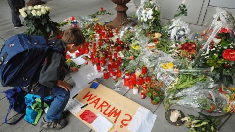 A boy lays a letter in front of the Italian restaurant "Da Bruno" in 2007, after six members of the Pelle clan were shot dead.