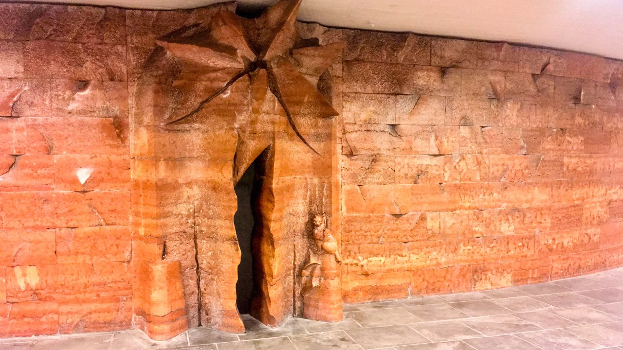 <strong>Station art:</strong> The "Birth of a City" sculpture by Gyula Illés is based in the underpass of the Kalvin tér station -- stroking the tail of the cat is said to bring good luck. 