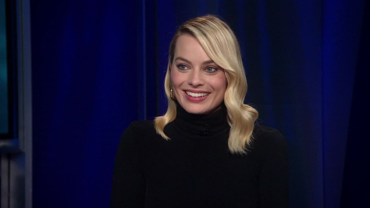Margot Robbie Mary Queen of Scots_00000406.jpg