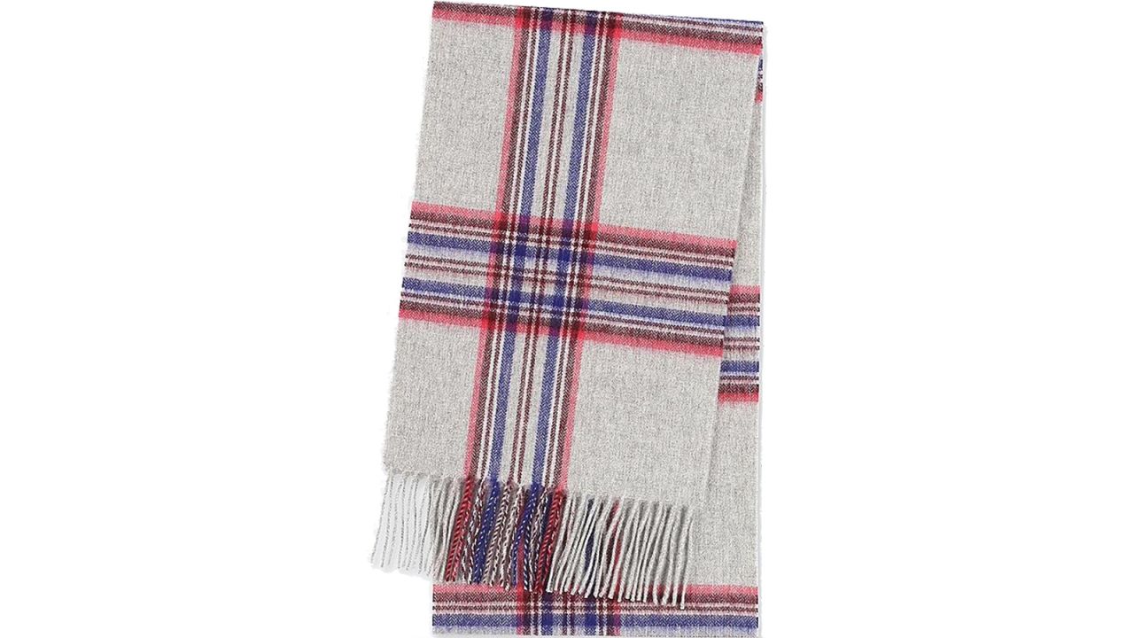 <strong>Fashionable gifts for dad: The scarf</strong><br />Cashmere checked scarf ($49.90; <a href="https://click.linksynergy.com/deeplink?id=Fr/49/7rhGg&mid=40462&u1=1211mensfashiongifts&murl=https%3A%2F%2Fwww.uniqlo.com%2Fus%2Fen%2Fcashmere-checked-scarf-411361.html%3Fdwvar_411361_color%3DCOL02%26cgid%3Dmen-accessories-and-shoes%23start%3D1%26cgid%3Dmen-accessories-and-shoes" target="_blank" target="_blank">uniqlo.com</a>)