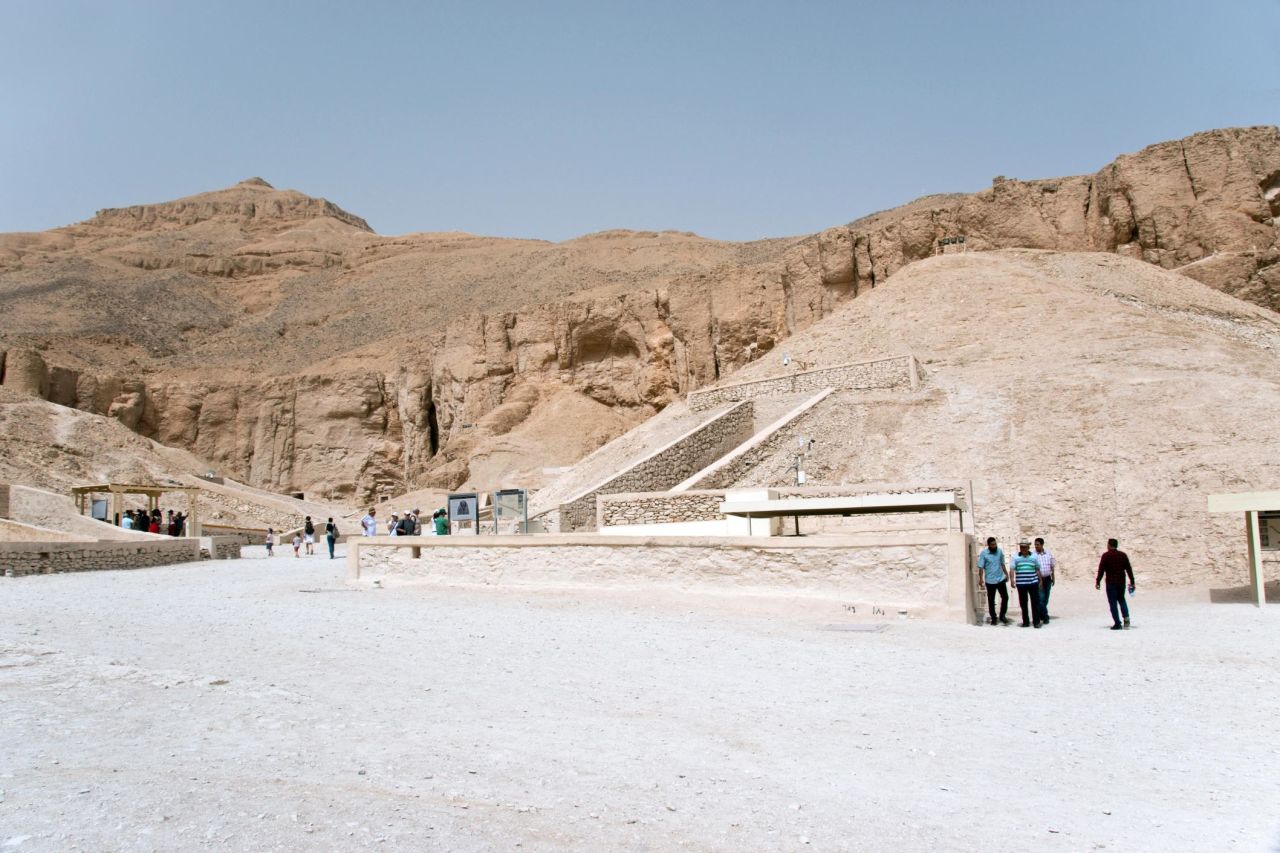 <strong>Tomb of King Tutankhamun:</strong> The tomb of pharaoh Tutankhamun (King Tut) in Luxor is renowned for its wealth of gold and valuable antiquities.