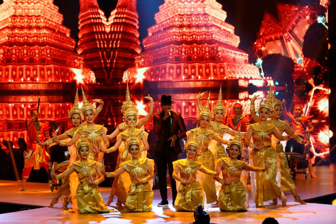 US artist Ne-Yo, center, performs with Thai traditional dancers during the final.