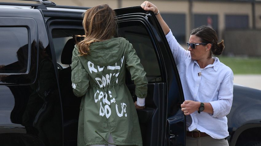 US First Lady Melania Trump departs Andrews Air Rorce Base in Maryland June 21, 2018 wearing a jacket emblazoned with the words "I really don't care, do you?" following her surprise visit with child migrants on the US-Mexico border. (Photo by MANDEL NGAN / AFP)        (Photo credit should read MANDEL NGAN/AFP/Getty Images)