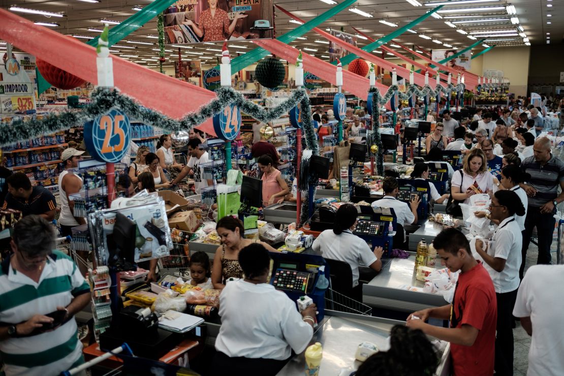 Parallel checkout lines in a supermarket in Brazil. Space limitations usually make it harder to set up a serpentine line for shopping carts.