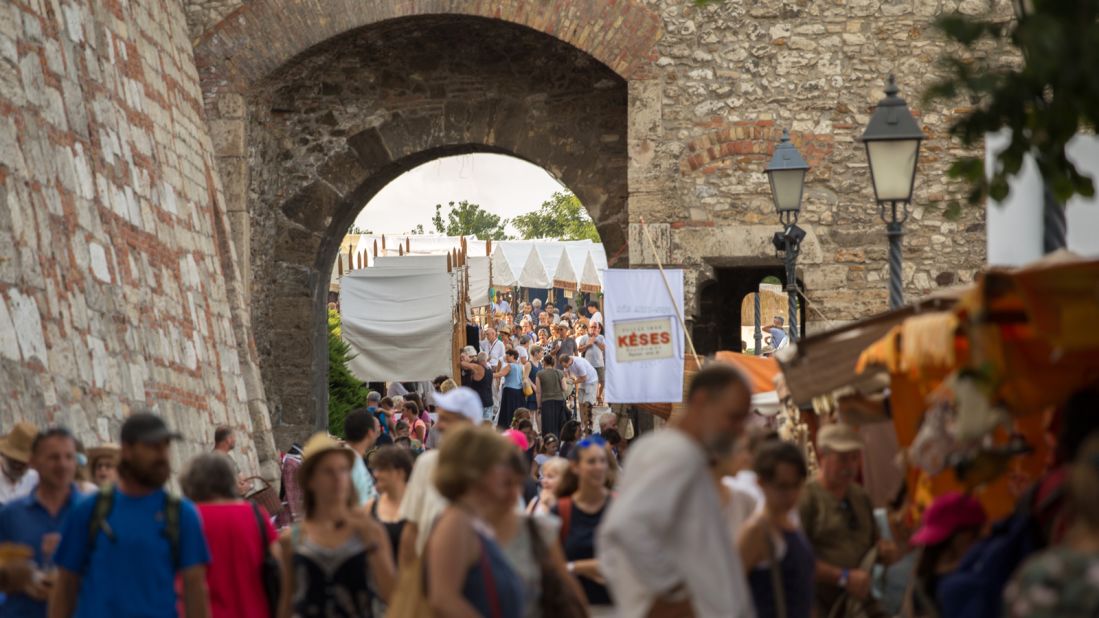 <strong>Festival of Folk Arts: </strong>Bringing top craftsmen from around the country to Buda Castle, this festival comprises work shops, folk dances and performances.