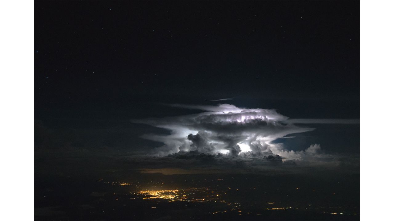 Borja usually uses manual photography settings for his images.