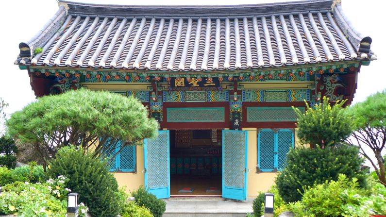 <strong>Chusan-ilga Pension: </strong>For something a little more rustic, travelers can check into the Chusan-ilga Pension, a traditional-looking wooden guesthouse that sits on a cliff above the sea.