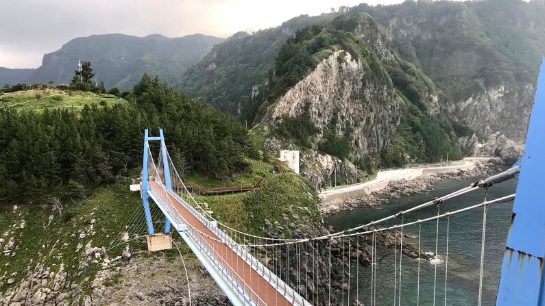 <strong>Gwaneum Island hiking trail: </strong>The one-hour walk takes travelers over a bright blue pedestrian suspension bridge to an outlying island called Gwaneumdo. 