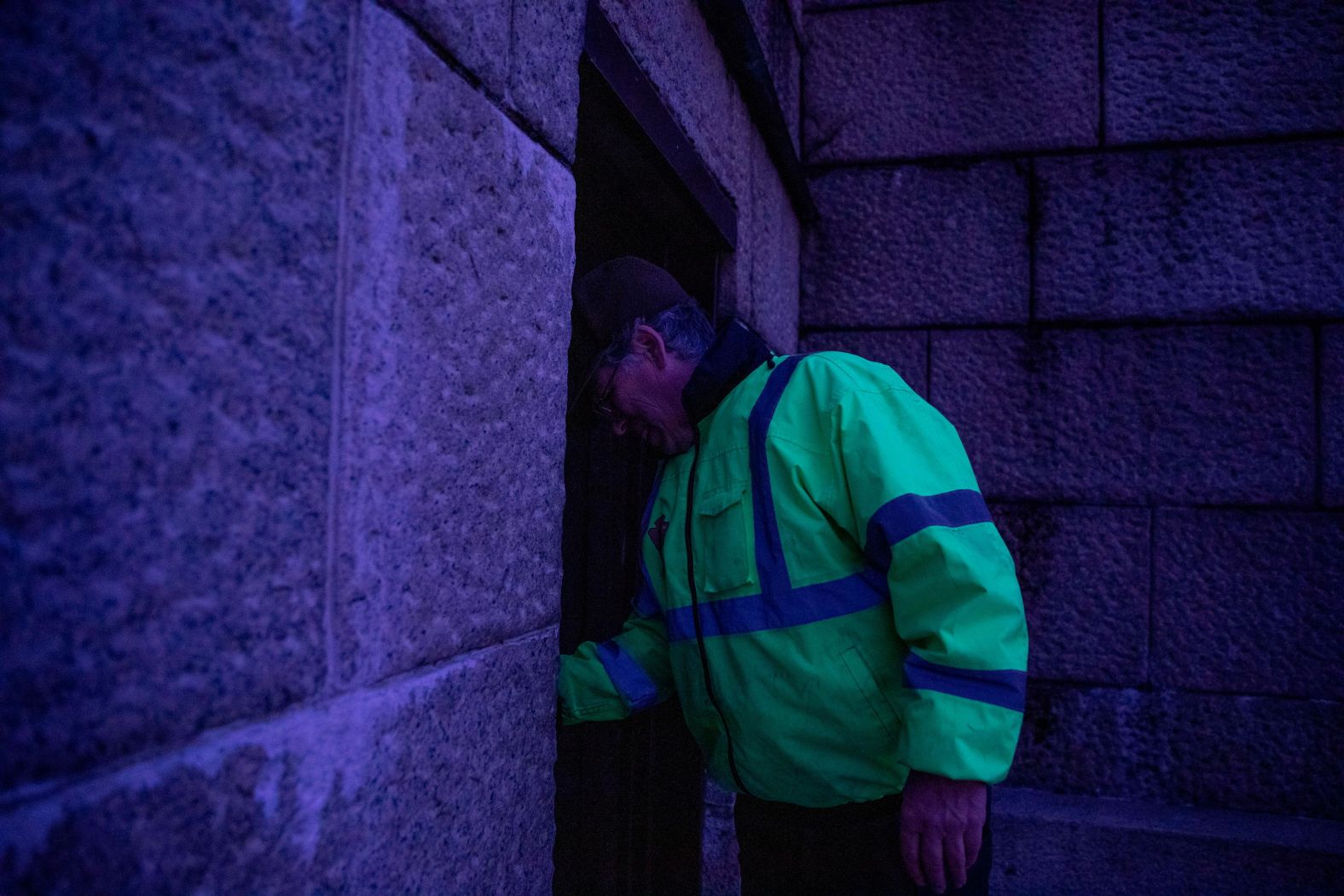 A National Park Service worker prepares to lock the visitor bathrooms at the Lincoln Memorial on December 22.