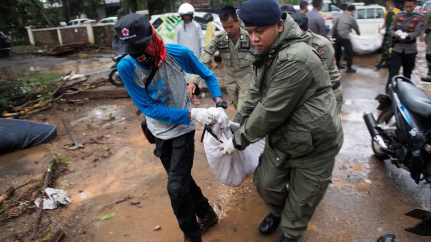 Rescue team members carry the dead body of a victim after a tsunami hit Tanjung Lesung beach in Banten, Indonesia, December 23, 2018 in this photo taken by Antara Foto. Antara Foto/Akbar Nugroho Gumay/ via REUTERS ATTENTION EDITORS - THIS IMAGE WAS PROVIDED BY A THIRD PARTY. MANDATORY CREDIT. INDONESIA OUT.