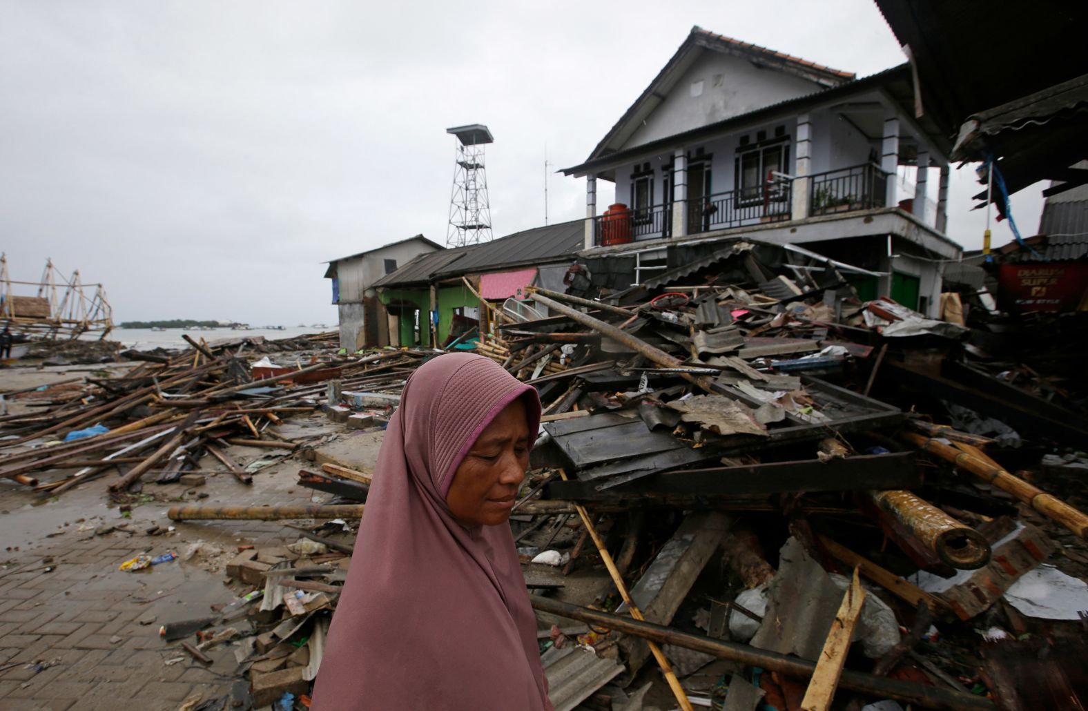 In Pictures: Latest Tsunami Hits Indonesia Beaches 