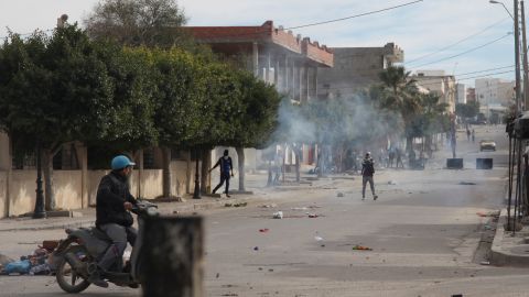 Tunisian protesters throw rocks at policemen during a demonstration on December 25, 2018 in the west-central Tunisian city of Kasserine.