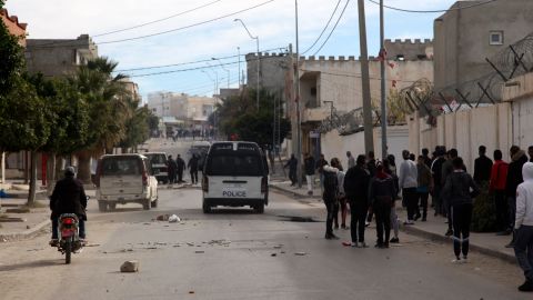 Tunisian protesters clash with policemen during a demonstration on December 25, 2018 in the west-central Tunisian city of Kasserine.