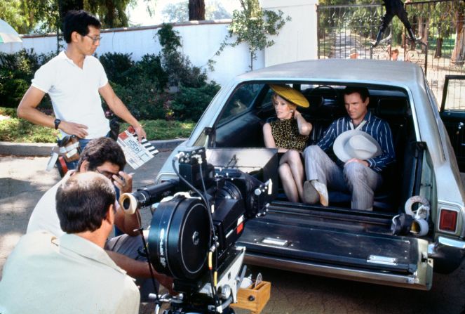 Burnett and Charles Grodin film a scene for the miniseries "Fresno" in 1986.