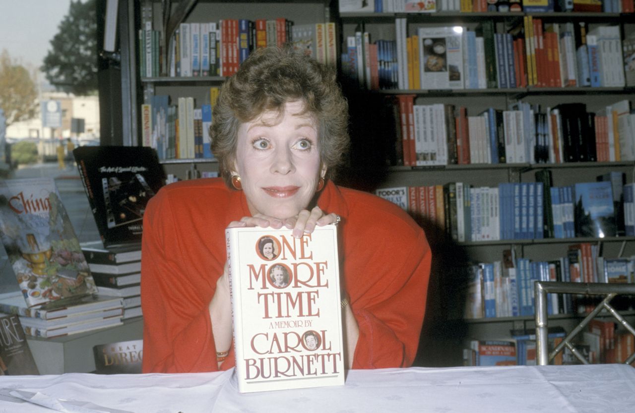 Burnett poses with her memoir "One More Time" at a book signing in Beverly Hills, California, in 1986.