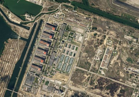la guerra de rusia en ucrania | CNN 2 El 13 de agosto se ve una imagen satelital de la planta de energía nuclear Zaporizhzhia en Enerhodar, Ucrania.
