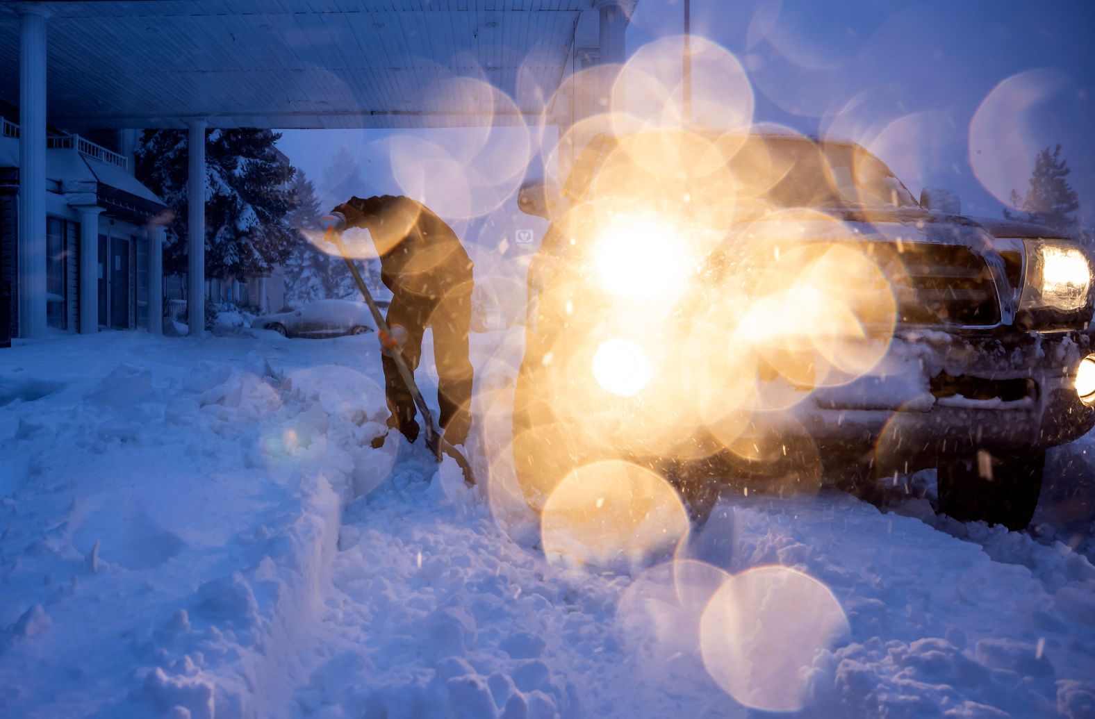 Daniel Sandoval digs his truck out of snow in Weed, California, on Wednesday, November 20. A powerful <a href="index.php?page=&url=https%3A%2F%2Fwww.cnn.com%2F2024%2F11%2F21%2Fweather%2Fbomb-cyclone-atmospheric-river-west-coast-hnk%2Findex.html">atmospheric river</a> unleashed rain and snow across Northern California and parts of the Pacific Northwest.