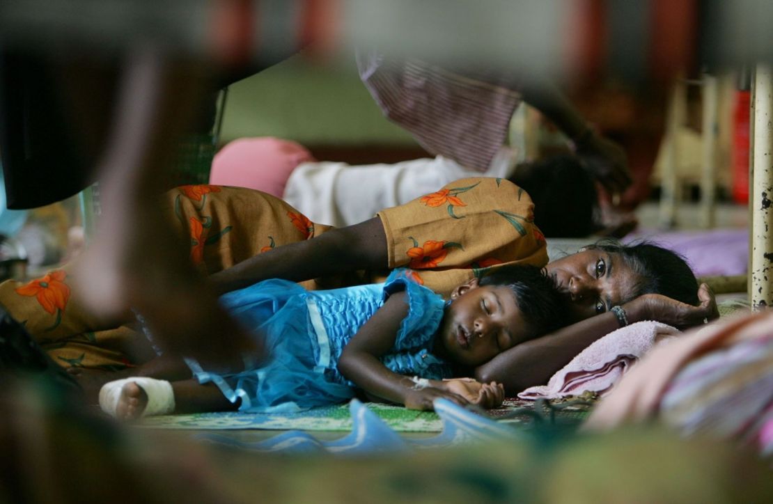 Las víctimas del tsunami heridas duermen en el suelo de una sala de mujeres en el Hospital Vavaniya en Vavaniya, Sri Lanka.