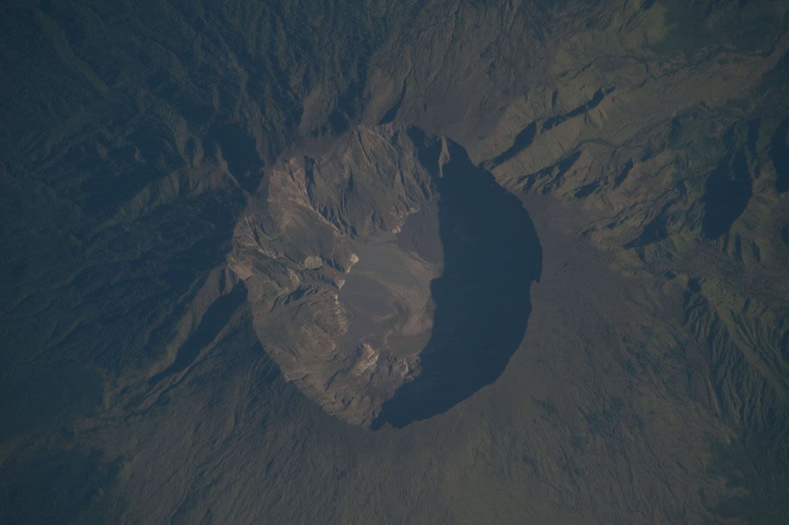 El profundo cráter volcánico del monte Tambora creado por la erupción de abril de 1815, fotografiado el 3 de junio de 2009.