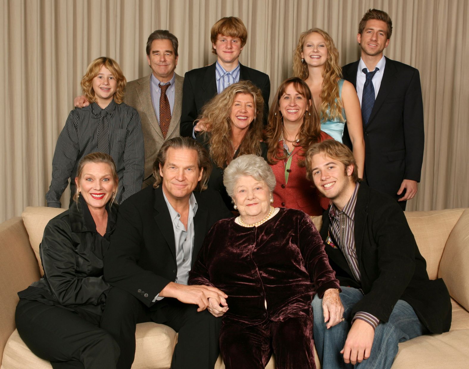 Bridges, seated second from left, poses with various members of his family in 2006. Seated with Bridges, from left, are his wife, Susan; his mother, Dorothy; and his nephew Dylan. Bridges' brother, Beau, is second from left behind him, and his sister, Cindy, is fourth from left.