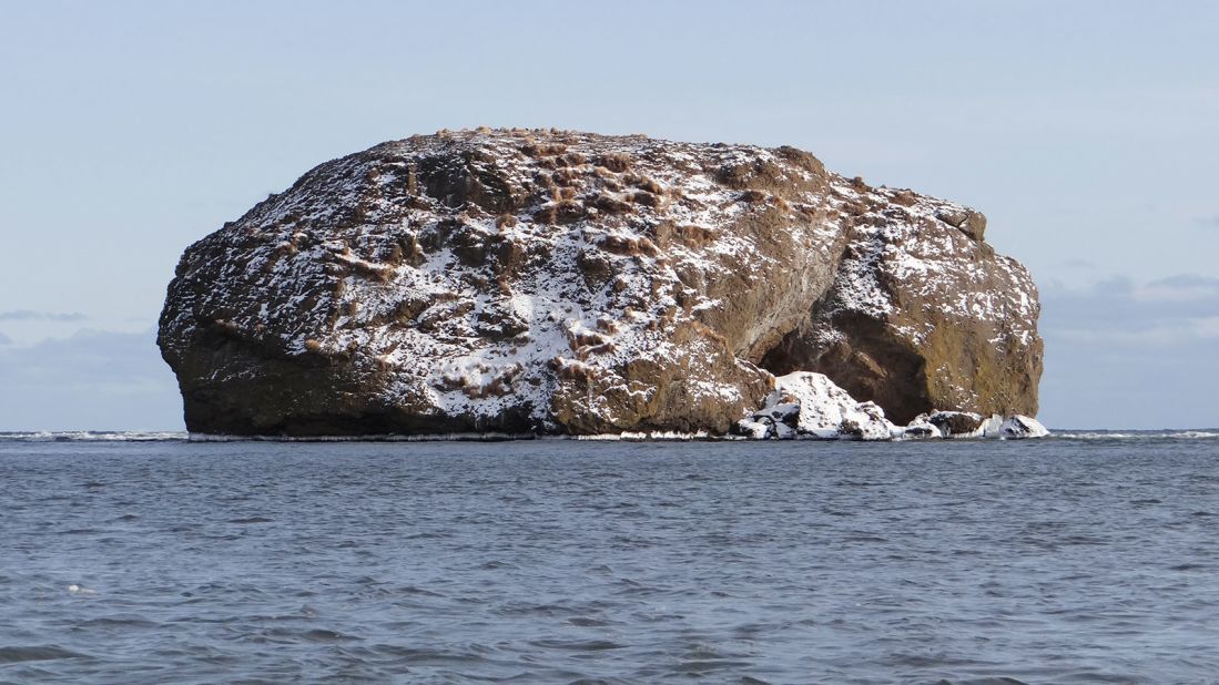 <strong>Elephant Island: </strong>This huge humped rock is known as Elephant Island and is in the waters off Bukhta Tikhaya. 