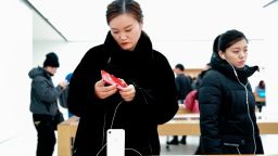 20190103-perspectives-apple-shoppers-china