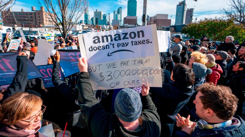 Protesters gather in Long Island City to say "No" to the Amazon "HQ2" decision on November 14, 2018 in Long Island City, New York. - It's exciting for some, worrisome for others: The arrival of a massive headquarters of technology giant Amazon in two East Coast communities is certain to bring huge changes.
Amazon announced Tuesday after a yearlong search that it would split its "HQ2" between Arlington, Virginia, outside the US capital, and the Long Island City neighborhood in the New York borough of Queens. (Photo by Don EMMERT / AFP)        (Photo credit should read DON EMMERT/AFP/Getty Images)