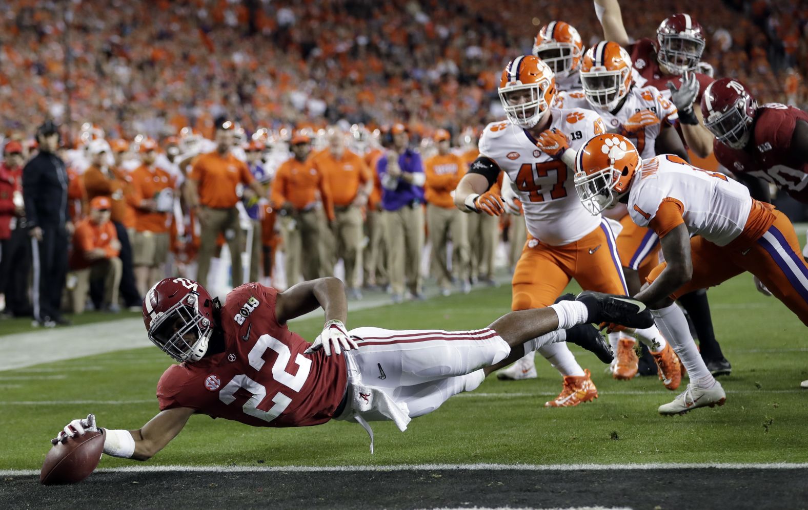 Alabama running back Najee Harris reaches for the end zone but just comes up short in the first quarter.