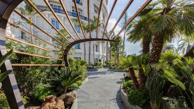 <strong>Le Patio:</strong> The sanctuary, a completely new addition, is replete with plants and flowers such as palm trees and orchids. It floods the main lobby with light and lends an airy, bright feeling to the space.