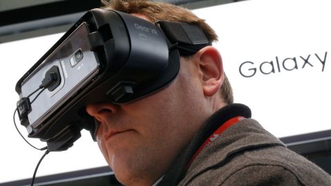 Samsung has predicted that its operating profit for the last quarter of 2018 will fall as much as 30%.