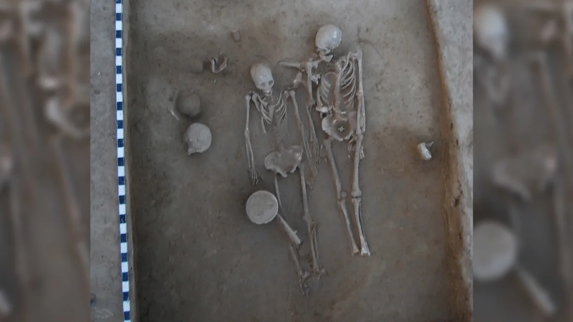 Ancient lovers found in Indian burial site