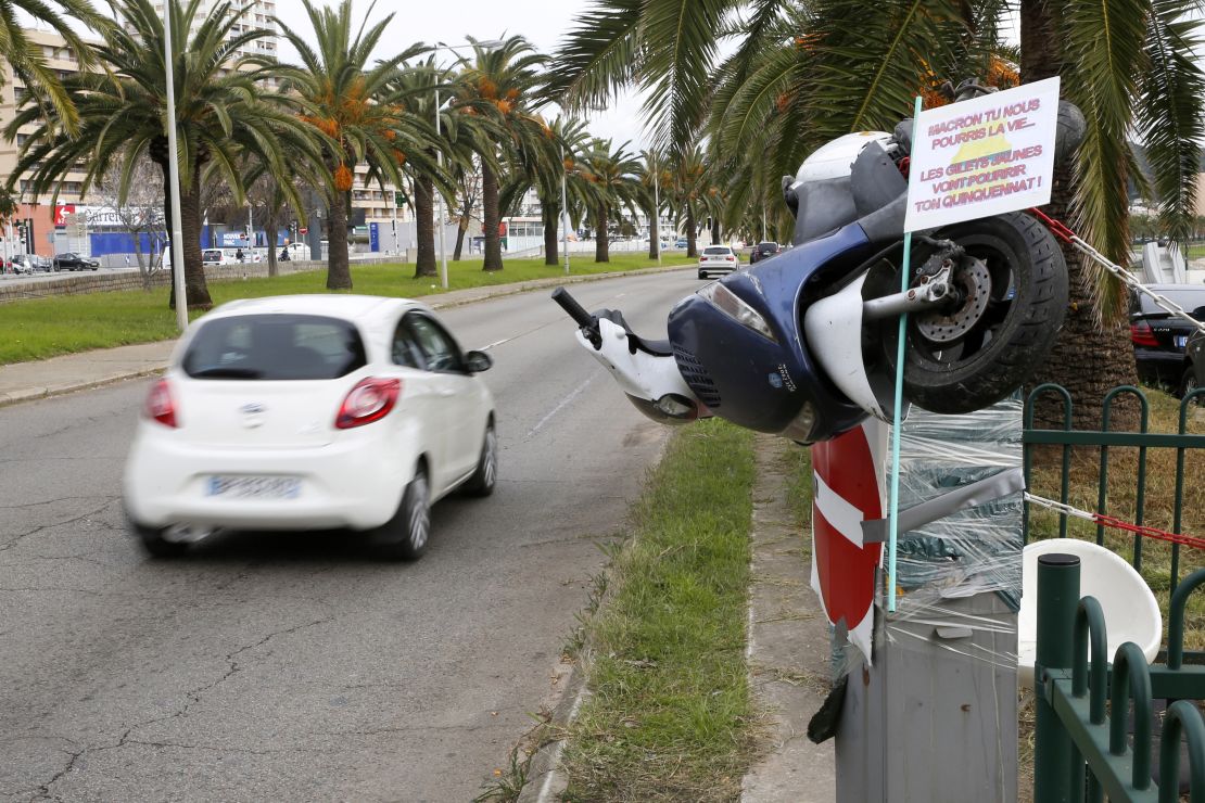 Many protesters are angry at the French government's decision in 2018 to reduce the speed limit on two-lane highways to 80 km/h.