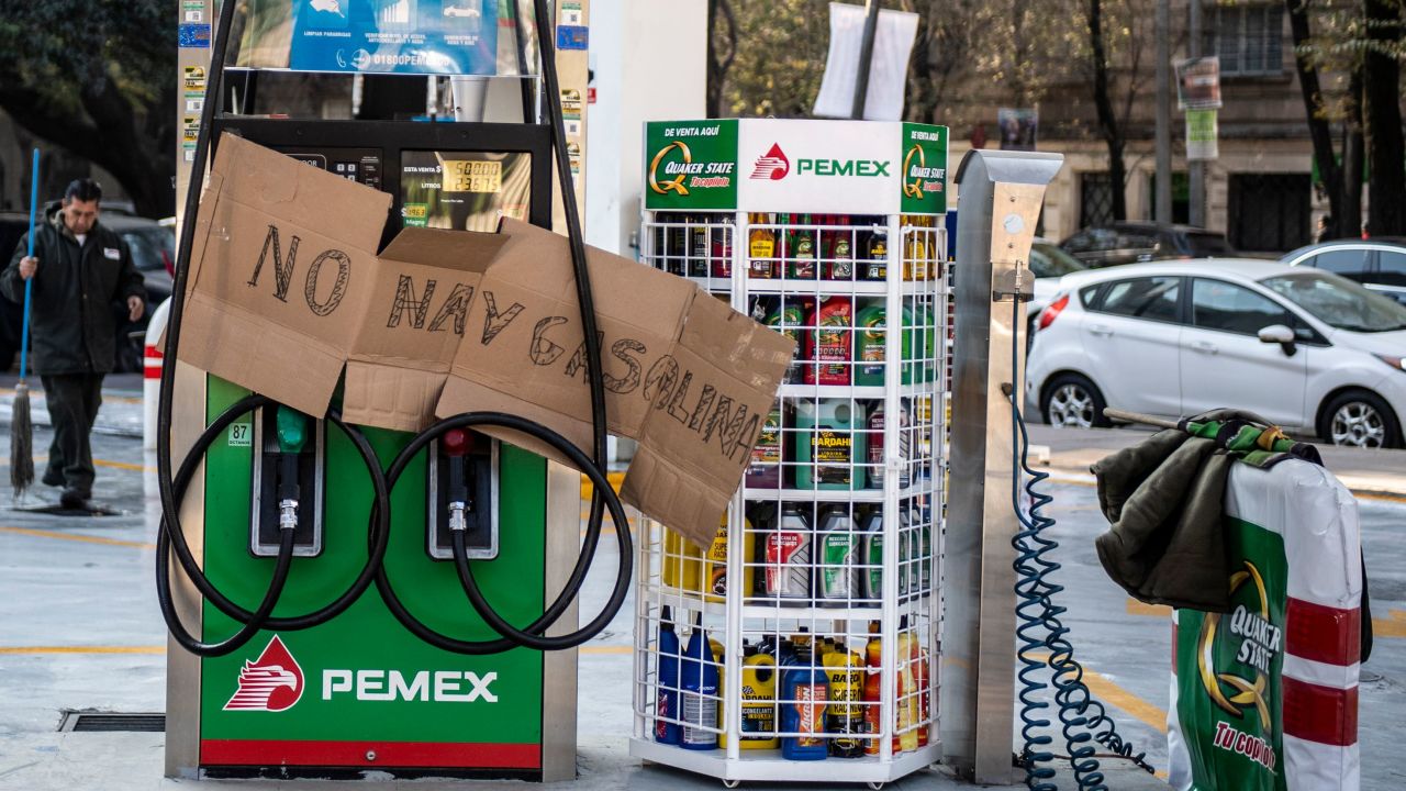 A handwritten sign on a pump at a closed gas station in Mexico City says, "There is no gas."