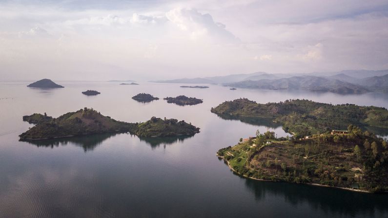 <strong>Aerial perspective:</strong> Helicopter tours over the national park give you spectacular views of Lake Kivu, alongside Nyungwe Forest.