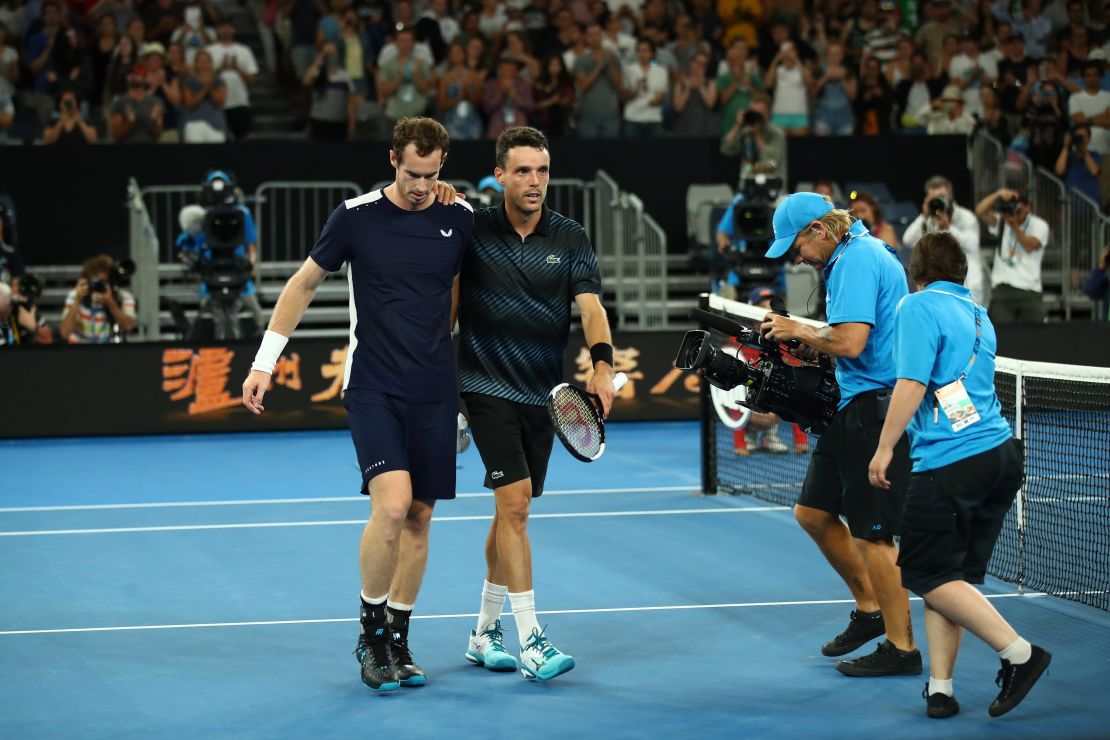 Murray congratulates Bautista Agut, who beat him for the first time in his career