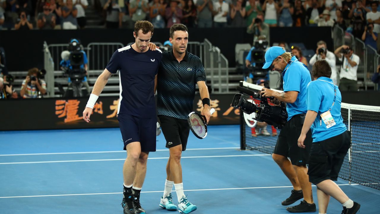 Murray congratulates Bautista Agut, who beat him for the first time in his career