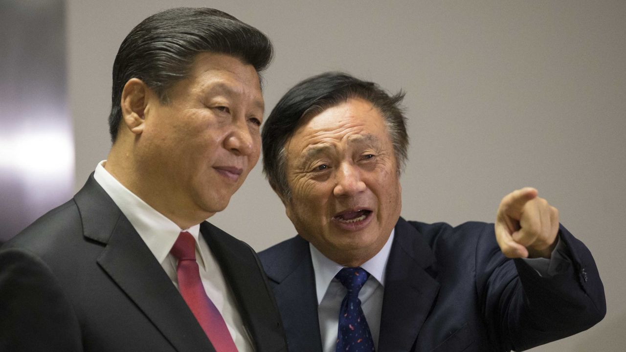 Chinese President Xi Jinping (L) is shown around the offices of Huawei by Ren Zhengfei .