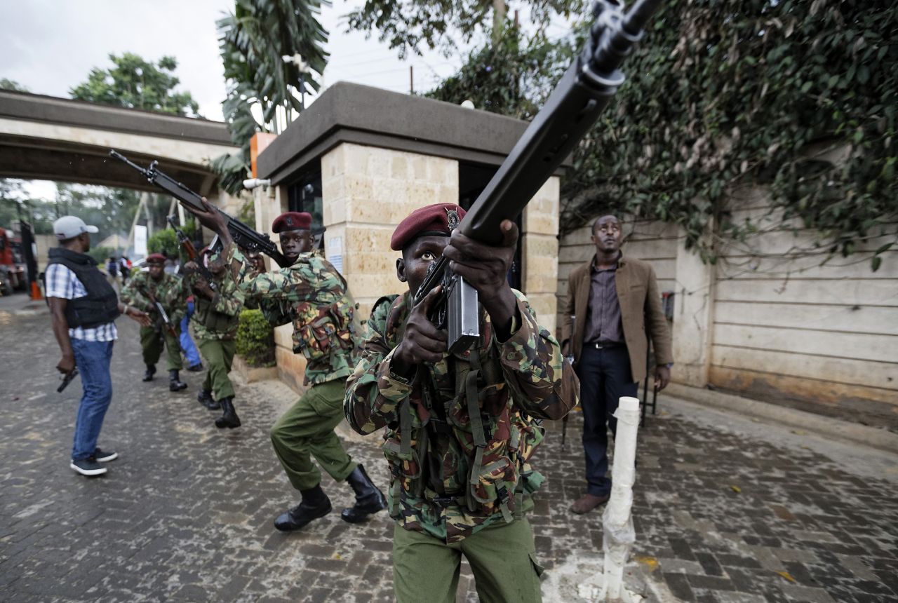 Kenyan security forces aim their weapons as they move through the hotel complex.