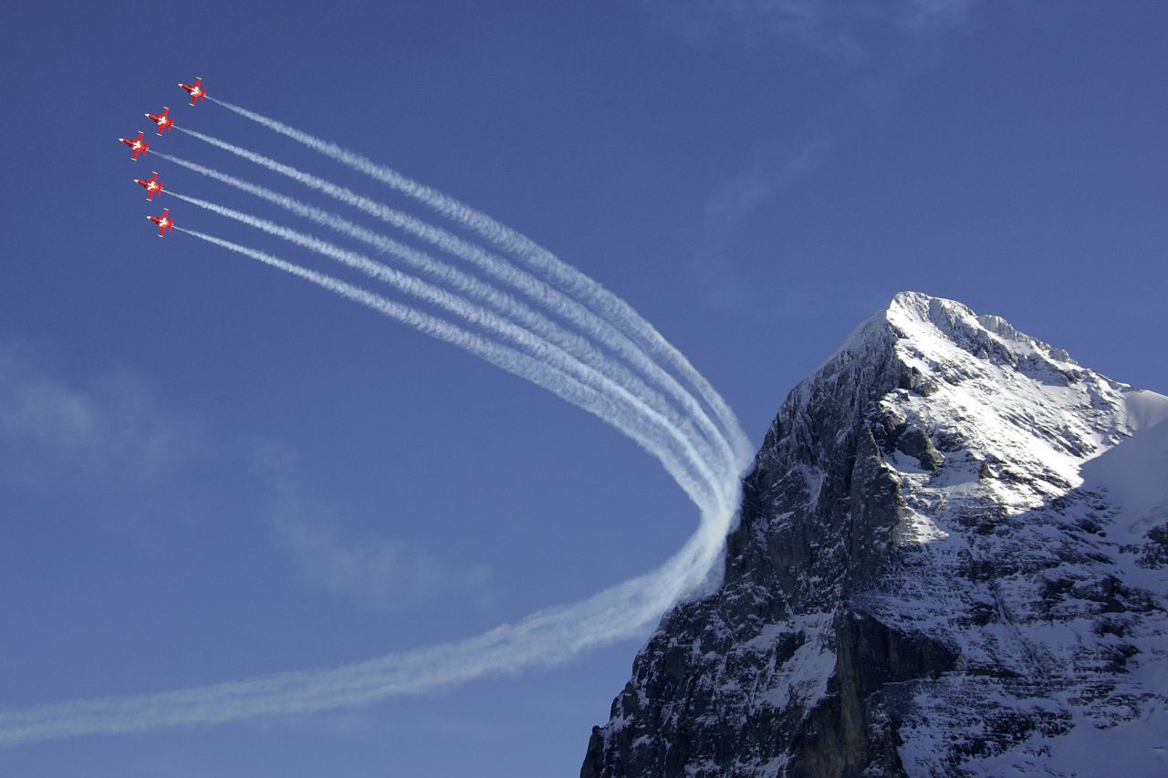 Fighter jets from the Swiss Air Force (the "Patrouille Suisse")  traditionally fly display flights during the Lauberhorn race weekend.
