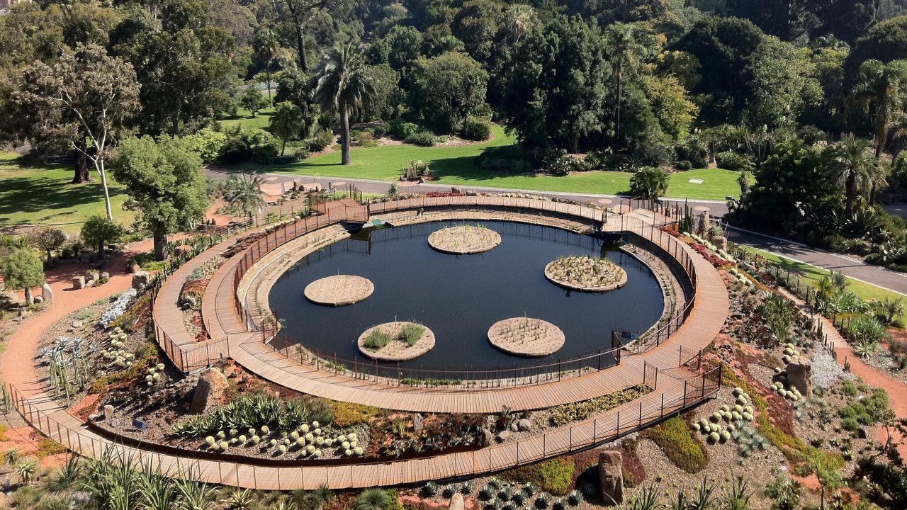 You can enjoy the fountains and greenery of the Royal Botanic Gardens every day from 7.30 a.m. to sunset.
