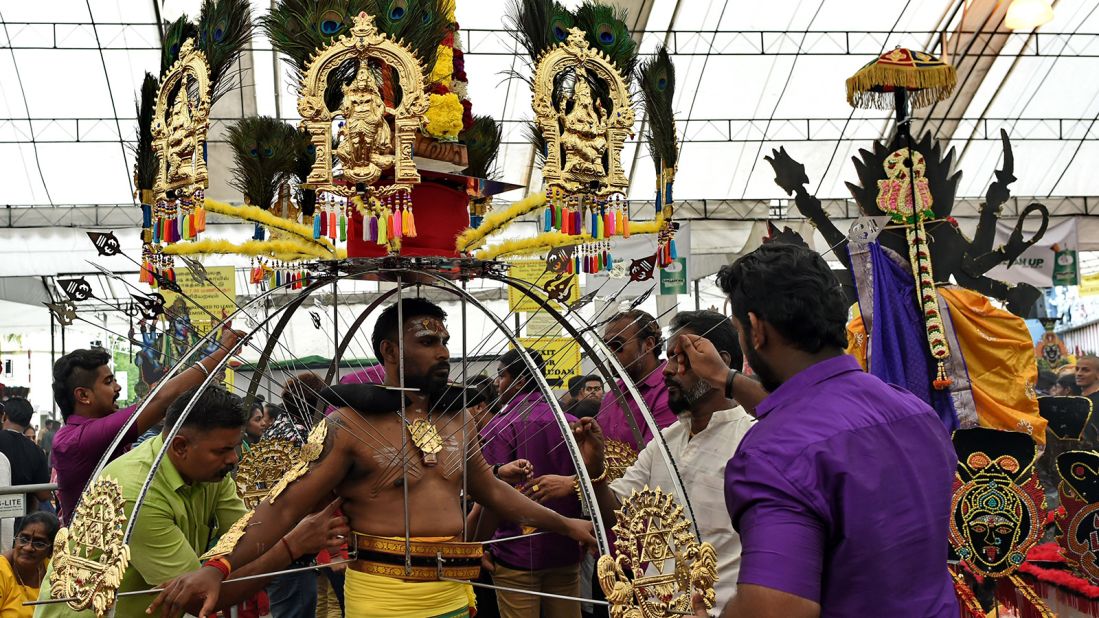 <strong>Kavadi procession: </strong>This colorful procession is the highlight of the festival. Hindu devotees carry a kavadi (usually a wooden or bamboo-made structure lavishly decorated with peacock feathers) during the walk. 