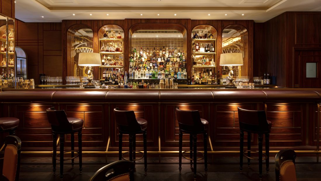 <strong>Le Bar Americain: </strong>Regulars are treated with special care here as the restaurant and bar offers cigar smokers a humidor for storing their cigars.