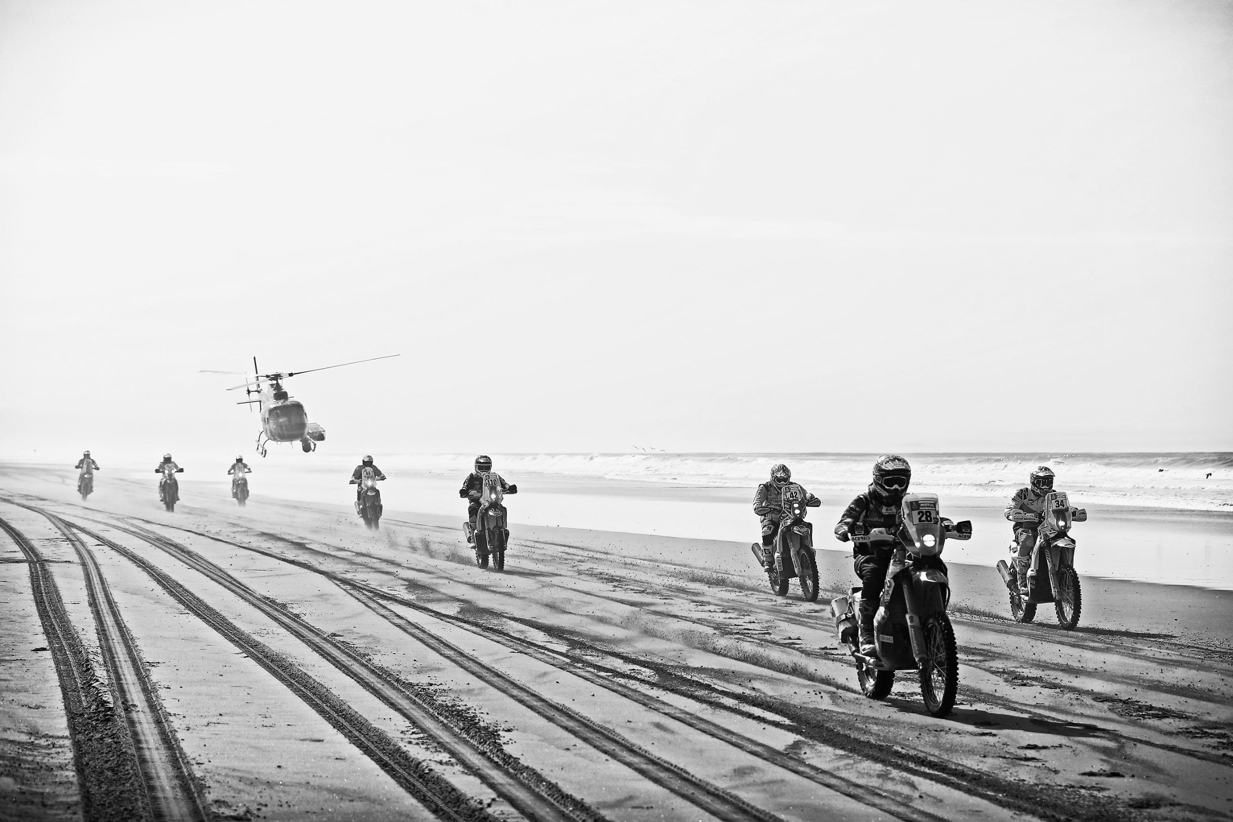 It's a race across the beach on stage five as a helicopter hovers ominously closely to the riders on the ground below.