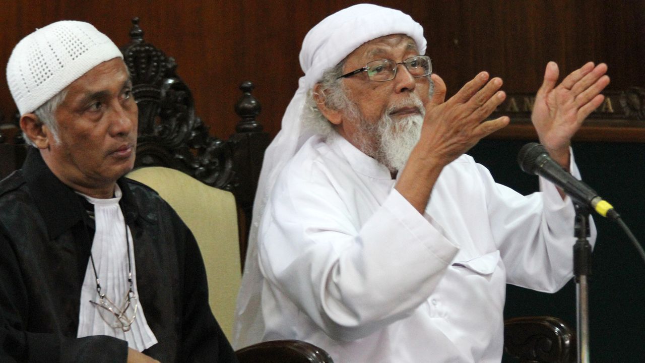 Indonesian cleric Abu Bakar Bashir, right, gestures during a court appearance in 2016. 