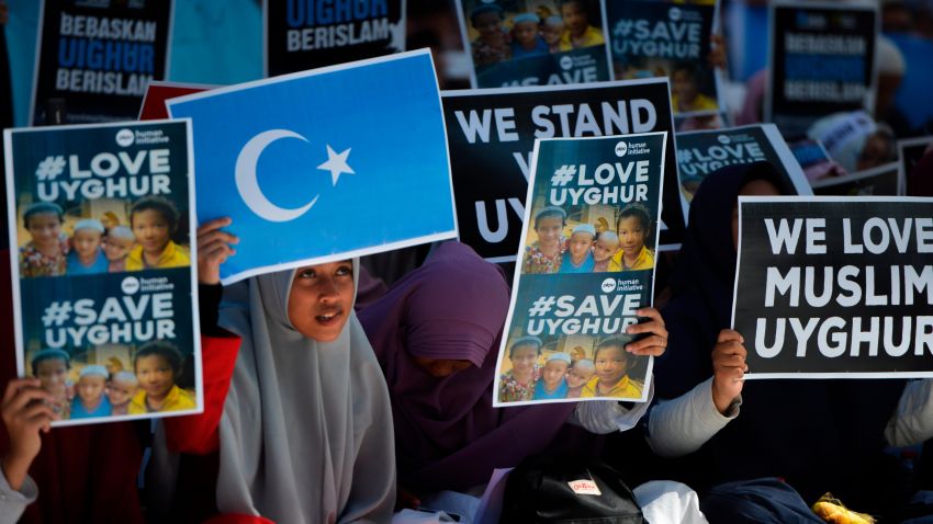 Indonesian Muslims demonstrate to denounce the Chinese goverment's policy on Uyghur Muslims in Banda Aceh, Aceh province on December 21, 2018. (Photo by CHAIDEER MAHYUDDIN / AFP)        (Photo credit should read CHAIDEER MAHYUDDIN/AFP/Getty Images)