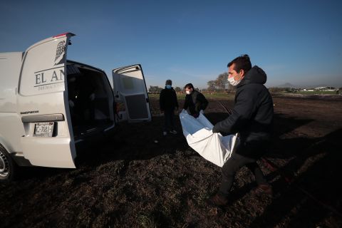 Doctors place bodies in vans January 19 in Tlahuelilpan.