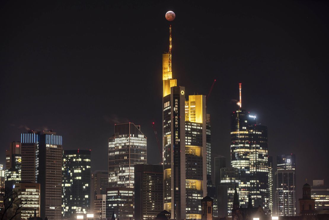 As a red, so-called "blood moon", the full moon stands above the Frankfurt skyscrapers and the Commerbank (M) headquarters, while it steps into the shadow of the earth. 